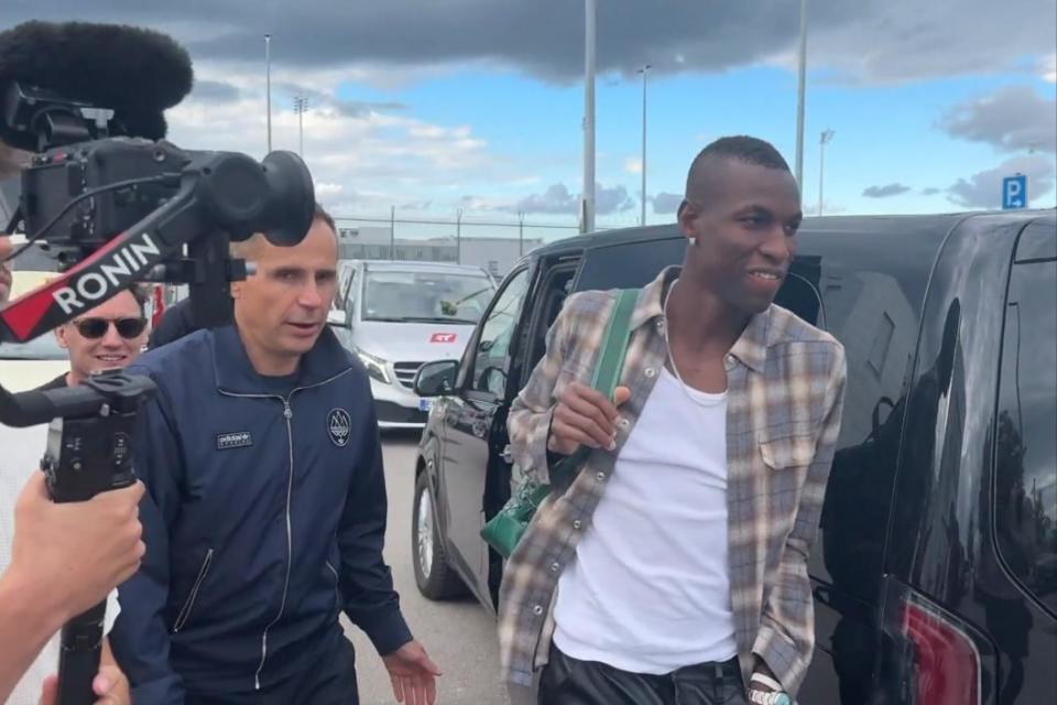 蓝军真把杰, 也快速签下 蓝军真把杰, 也快速签下